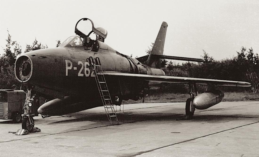 Naam: Foto 148. 'P-262'. Republic F-84F Thunderstreak, kopie 1100.jpg
Bekeken: 1060
Grootte: 96,7 KB