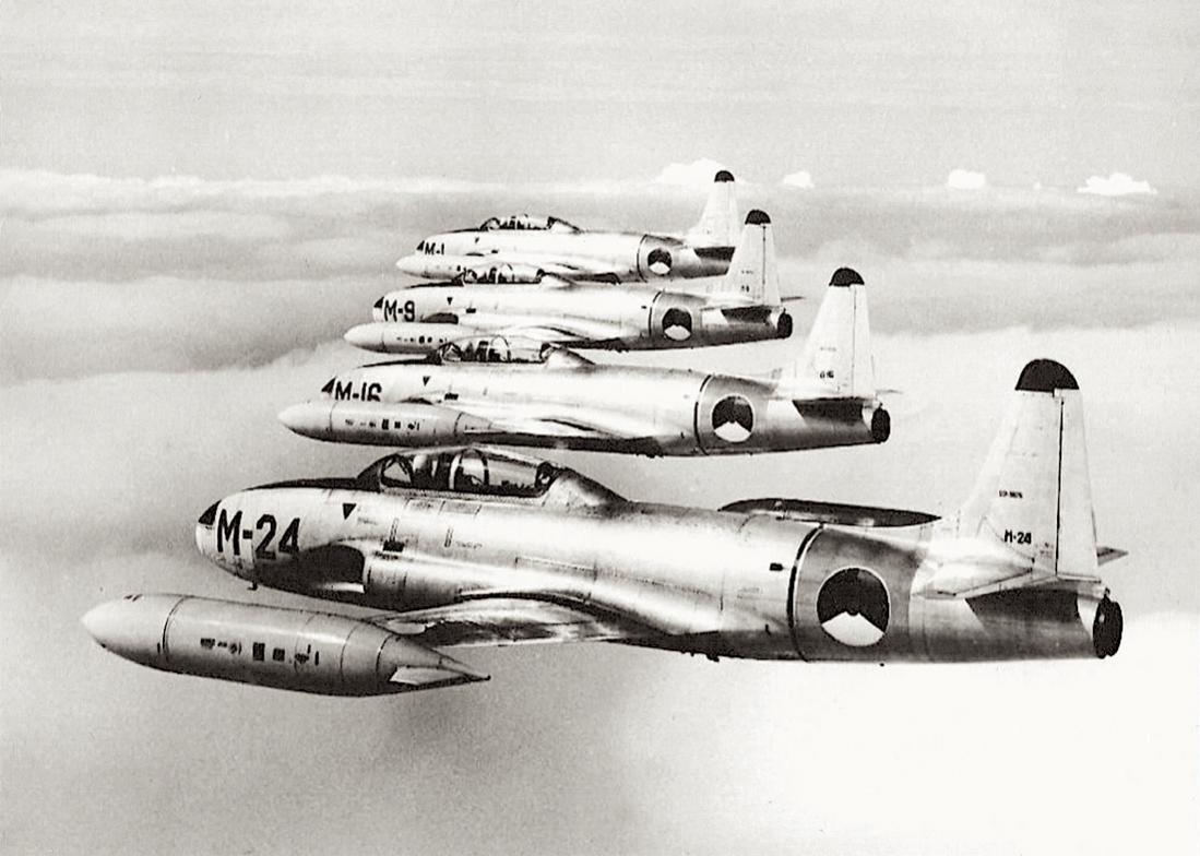 Naam: Foto 150. 'M-24', 'M-16', 'M-9' en 'M-1'. Lockheed T-33A, kopie 1100.jpg
Bekeken: 1620
Grootte: 94,7 KB