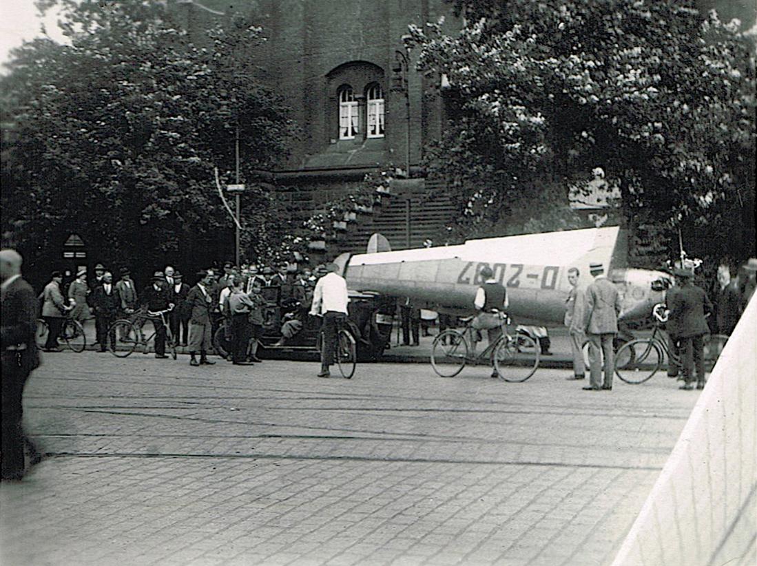 Naam: Foto 407. D-2037. Klemm Kl 25b bei der Wasserturm in Essen, kopie 1100.jpg
Bekeken: 556
Grootte: 176,8 KB