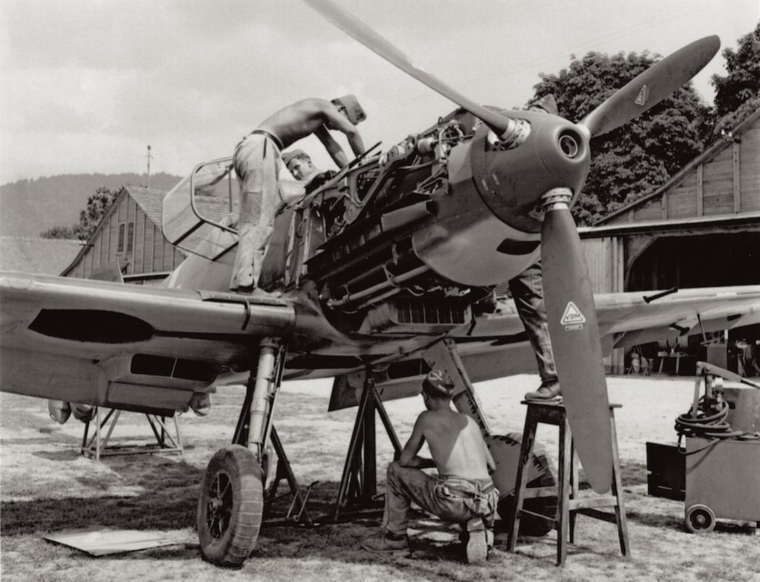 Naam: Foto 484. Me-109 in onderhoud, kopie 1100.jpg
Bekeken: 1136
Grootte: 131,1 KB
