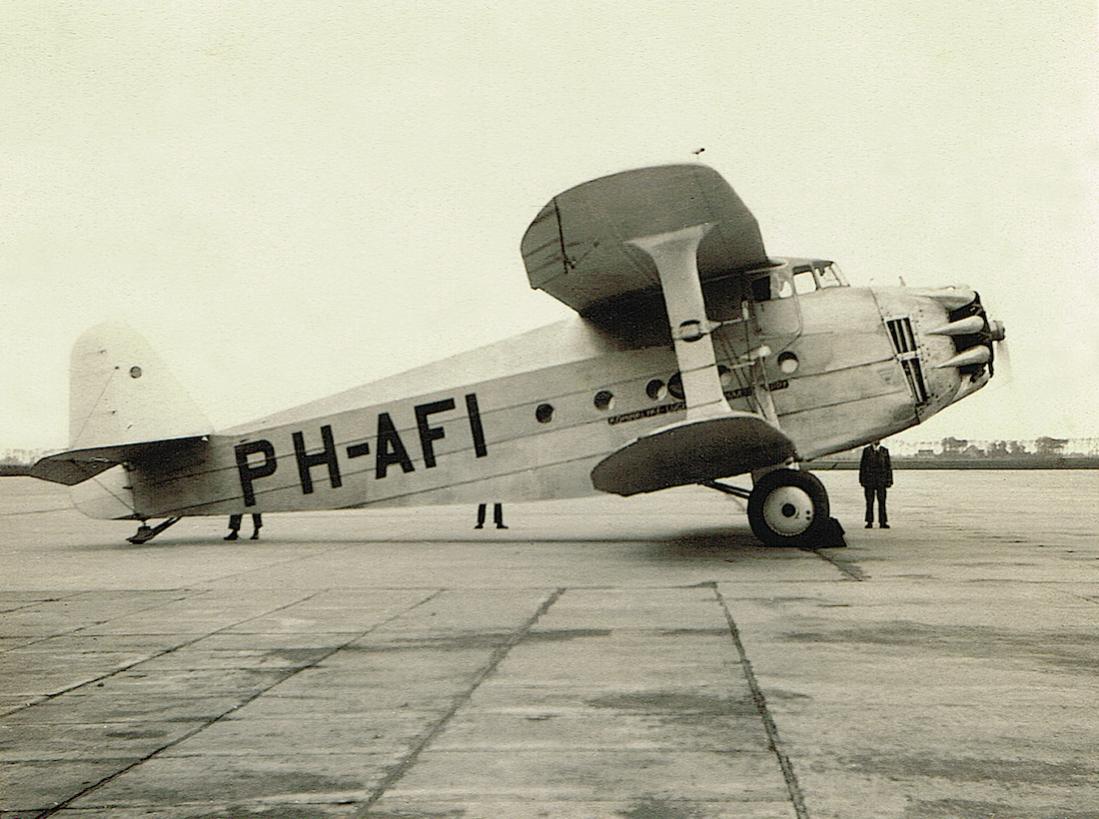 Naam: Foto 196. 'PH-AFI'. Carley Werkspoor Jumbo, vernield op Schiphol mei 1940, kopie 1100.jpg
Bekeken: 1466
Grootte: 119,5 KB