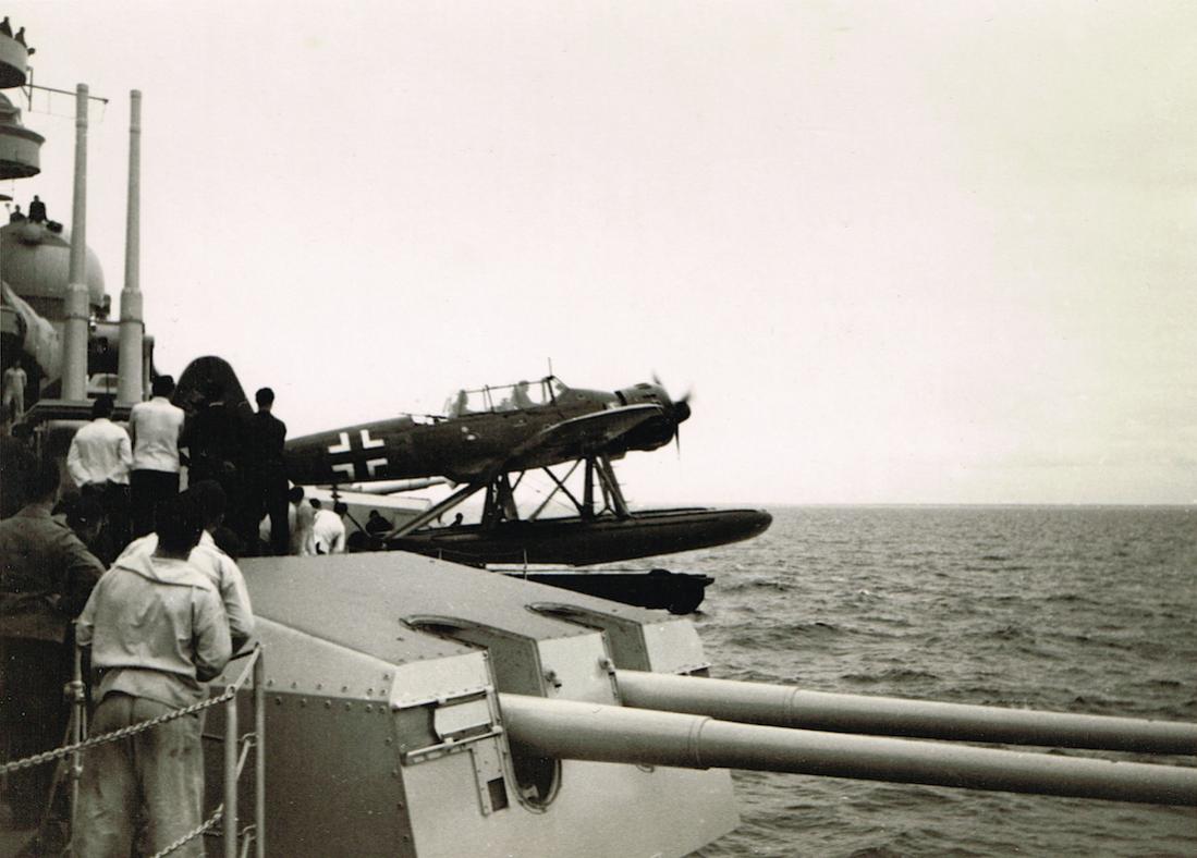 Naam: Foto 487. Arado Ar 196 wordt onder grote belangstelling gecatapulteerd, kopie 1100.jpg
Bekeken: 1103
Grootte: 85,7 KB