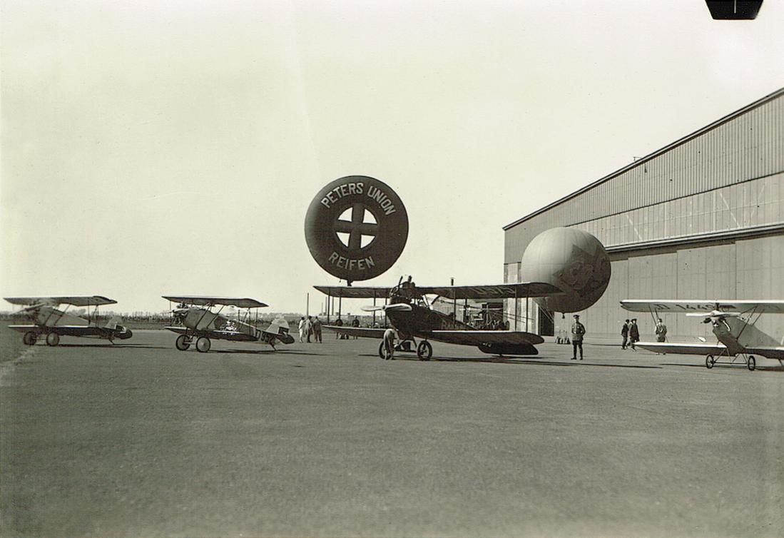 Naam: Foto 412. D-1449, D-975 (RK 6, a 1928 copy of the L.V.G. B.III), D-952, reclame Peters Union Rei.jpg
Bekeken: 755
Grootte: 88,1 KB