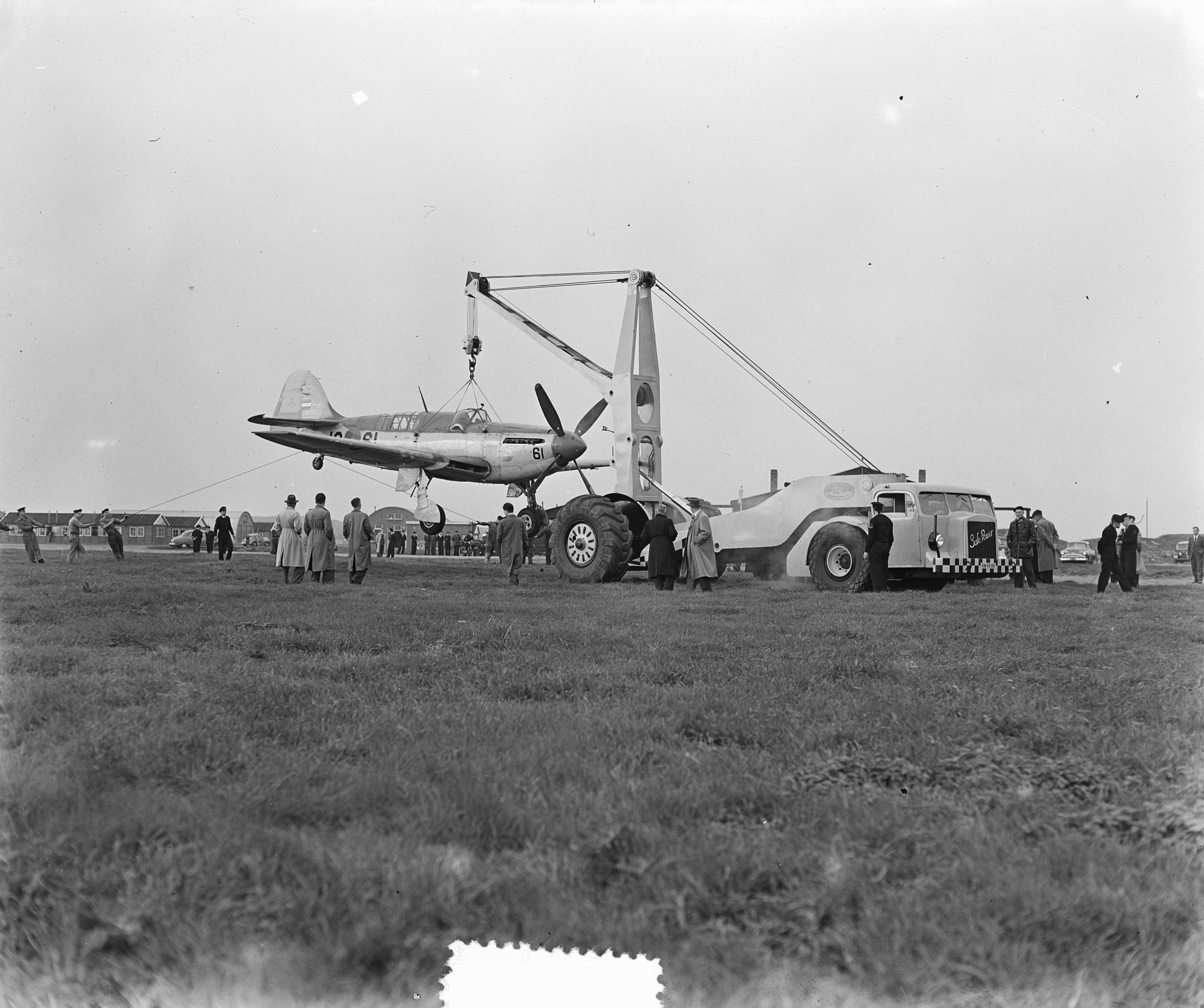 Naam: Demonstratie_Safe_Power_,_hijskraanwagen_voor_vliegtuigen_op_Valkenburg_(bij_Lei,_Bestanddeelnr_.jpg
Bekeken: 1656
Grootte: 479,9 KB