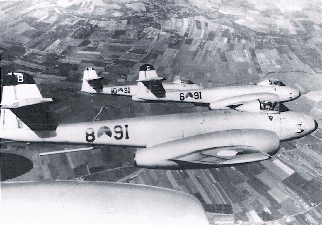 Naam: Foto 156. '9I-8' e.a. Meteors F.Mk.8 van 326 Sq., kopie 1100.jpg
Bekeken: 1264
Grootte: 116,5 KB