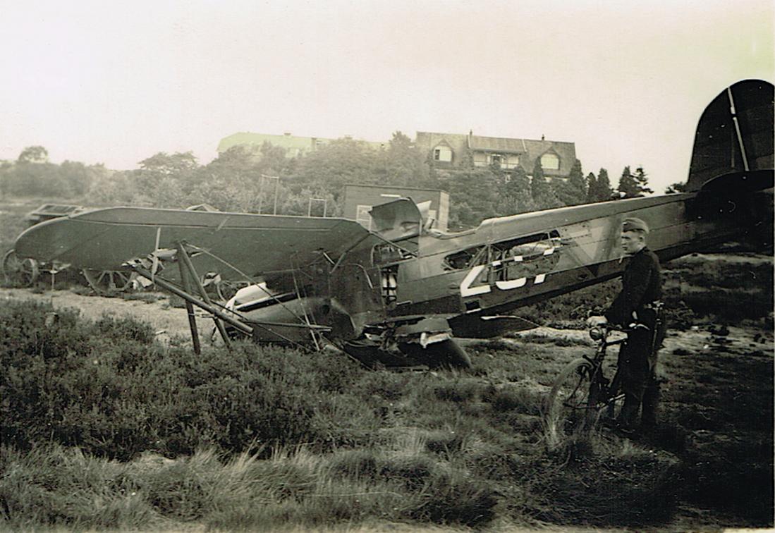 Naam: Foto 100. Wrak Fokker D.XVII '207' op Soesterberg kopie.jpg
Bekeken: 1633
Grootte: 127,9 KB