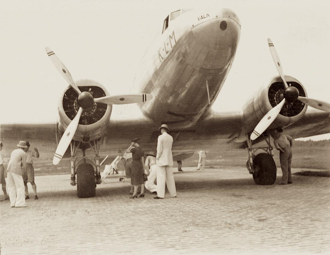 Naam: Foto 199. Douglas DC-3 PH-ALV %22Valk%22 ergens in de tropen, kopie 1100.jpg
Bekeken: 1429
Grootte: 92,8 KB