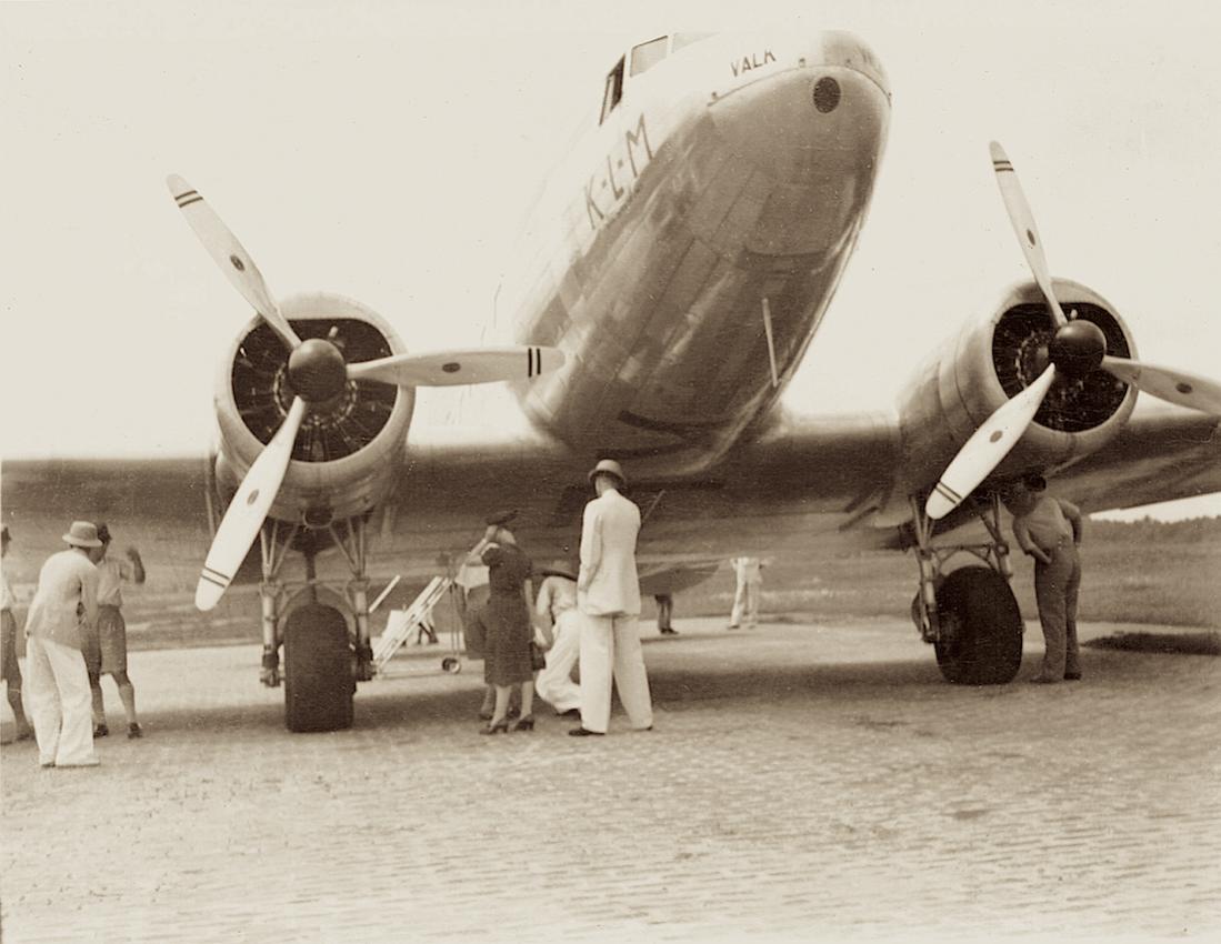 Naam: Foto 199. Douglas DC-3 PH-ALV %22Valk%22 ergens in de tropen, kopie 1100.jpg
Bekeken: 991
Grootte: 92,8 KB