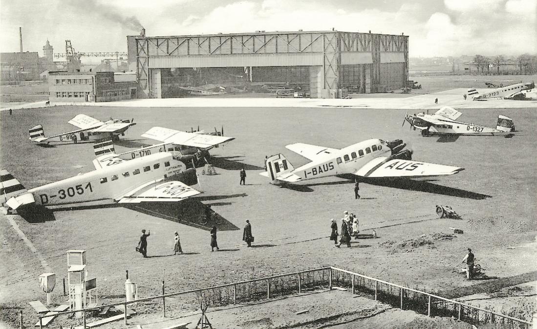 Naam: Foto 416. Mnchner Flughafen auf dem Oberwiesenfeld (1931-1969). Aufnahme um 1934.jpg
Bekeken: 769
Grootte: 164,0 KB