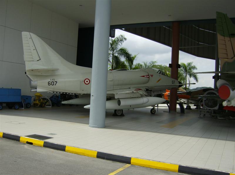 Naam: Singapore Air Force Museum at Paya Lebar 10.jpg
Bekeken: 579
Grootte: 53,6 KB