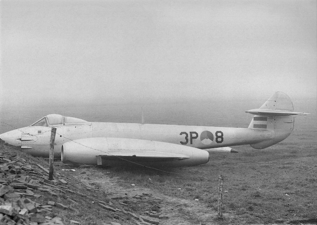 Naam: Foto 158. '3P-8'. Gloster Meteor F.Mk. 4.jpg
Bekeken: 799
Grootte: 109,0 KB