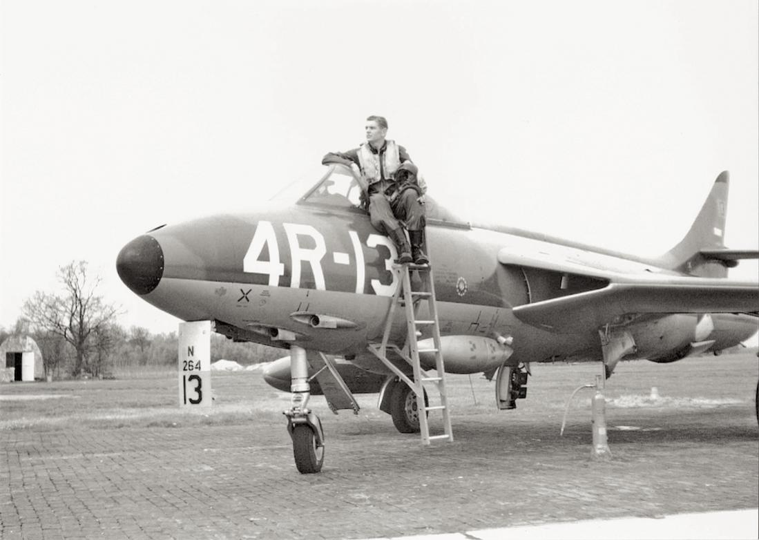 Naam: Foto 159. '4R-13' ('N-264'). Hawker Hunter F.Mk.6 van 325 Squadron.jpg
Bekeken: 917
Grootte: 82,7 KB