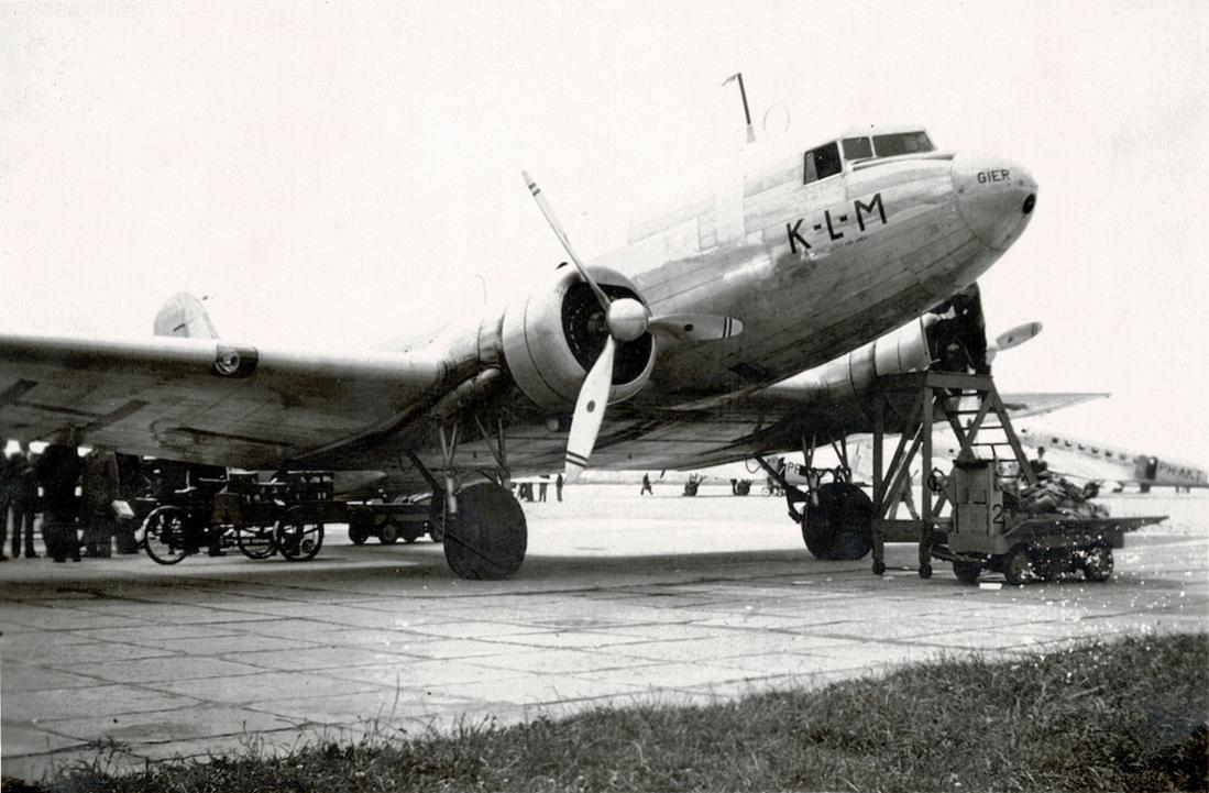Naam: Foto 4. DC-3 PH-ARG 'Gier', Schiphol. Foto niet geheel okselfris.jpg
Bekeken: 6682
Grootte: 106,7 KB