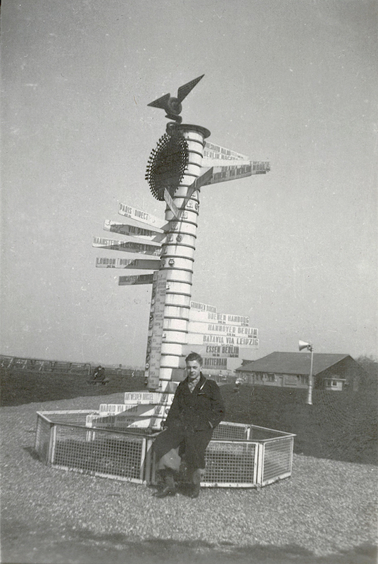 Naam: Foto 5. Wegwijzer Schiphol met dezelfde persoon als eerder, nu als burger kopie.jpg
Bekeken: 3017
Grootte: 444,7 KB