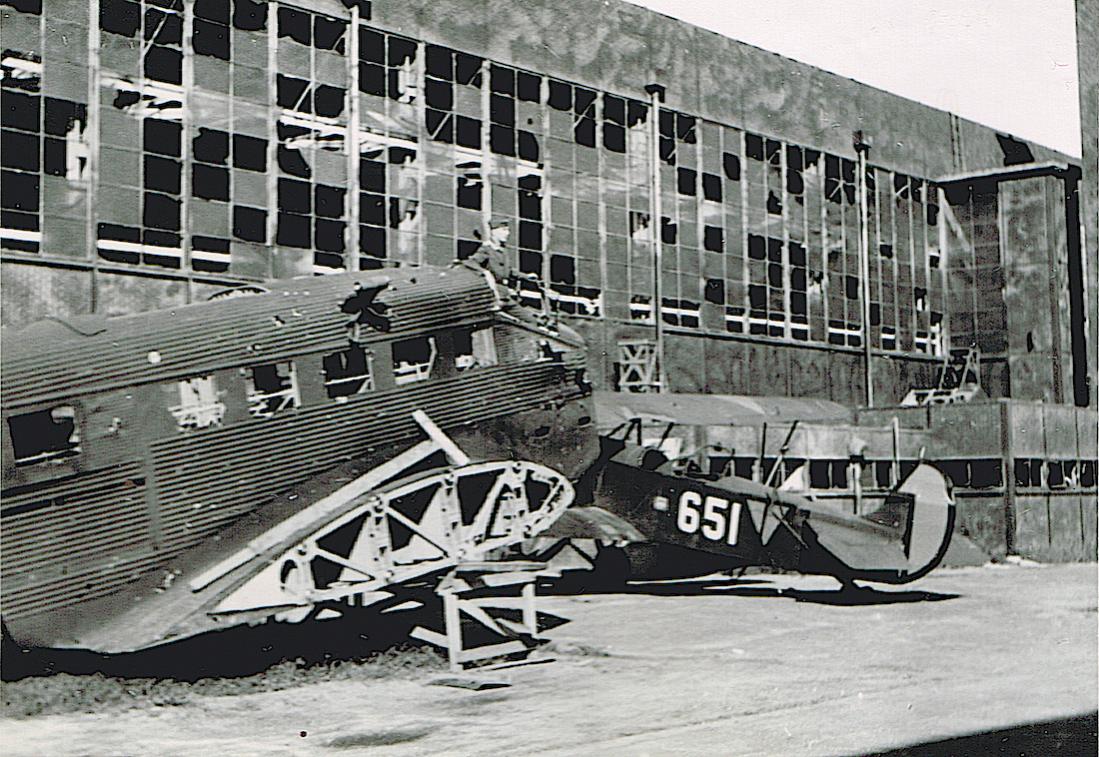 Naam: Foto 103. '651' Fokker C.Vd plus Ju 52, Schiphol.jpg
Bekeken: 1235
Grootte: 174,9 KB