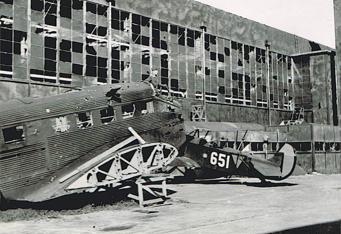 Naam: Foto 103. '651' Fokker C.Vd plus Ju 52, Schiphol.jpg
Bekeken: 868
Grootte: 174,9 KB