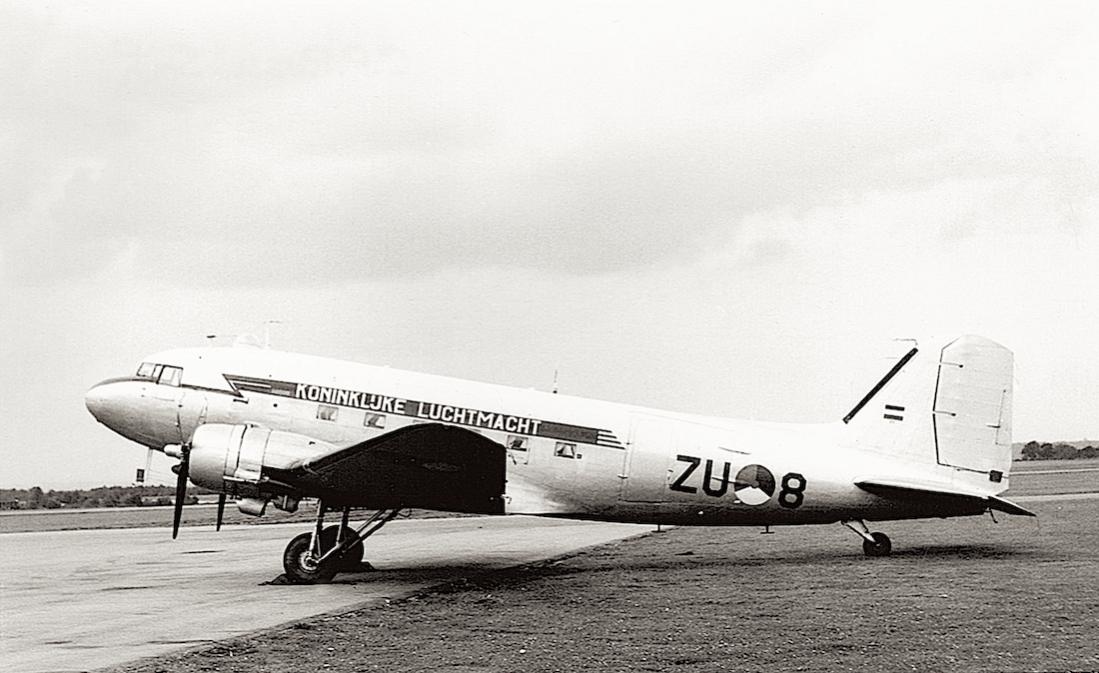 Naam: Foto 160. 'ZU-8' (later 'X-8'). Douglas C-47B Dakota.jpg
Bekeken: 1546
Grootte: 92,4 KB