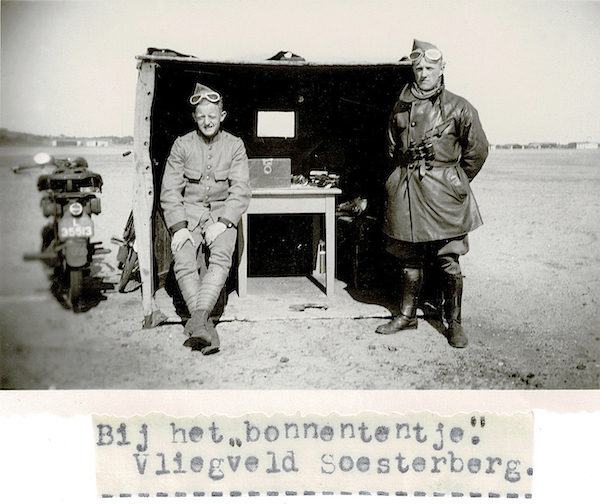 Naam: Foto 15. Bij het %22bonnententje%22. Vliegveld Soesterberg 600 pixels breed.jpeg
Bekeken: 2000
Grootte: 390,5 KB