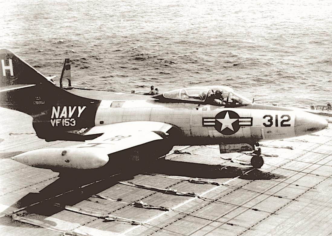 Naam: Foto 636. Grumman (Model G-79) F9F-5 Panther. BuNo 126652 kopie.jpg
Bekeken: 548
Grootte: 146,3 KB
