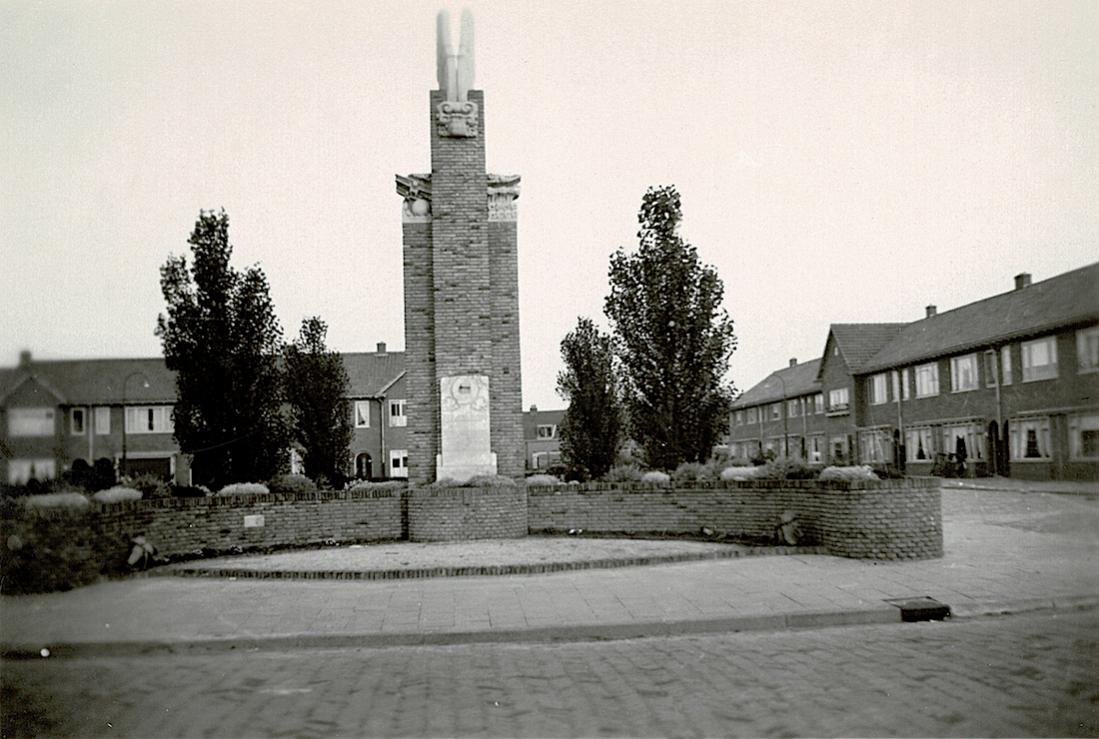 Naam: Foto 22. Tekst bij foto. 'Vliegermonument te Zuilen. (Utrecht).jpg
Bekeken: 2352
Grootte: 111,5 KB