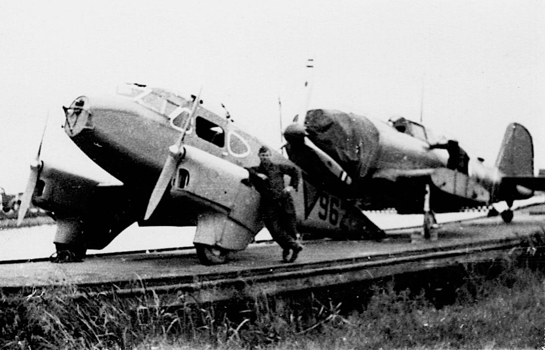 Naam: Foto 105. '962' DH-90 Dragonfly + Douglas DB-8A:3N op dekschuit. Slechte foto.jpg
Bekeken: 1677
Grootte: 102,5 KB