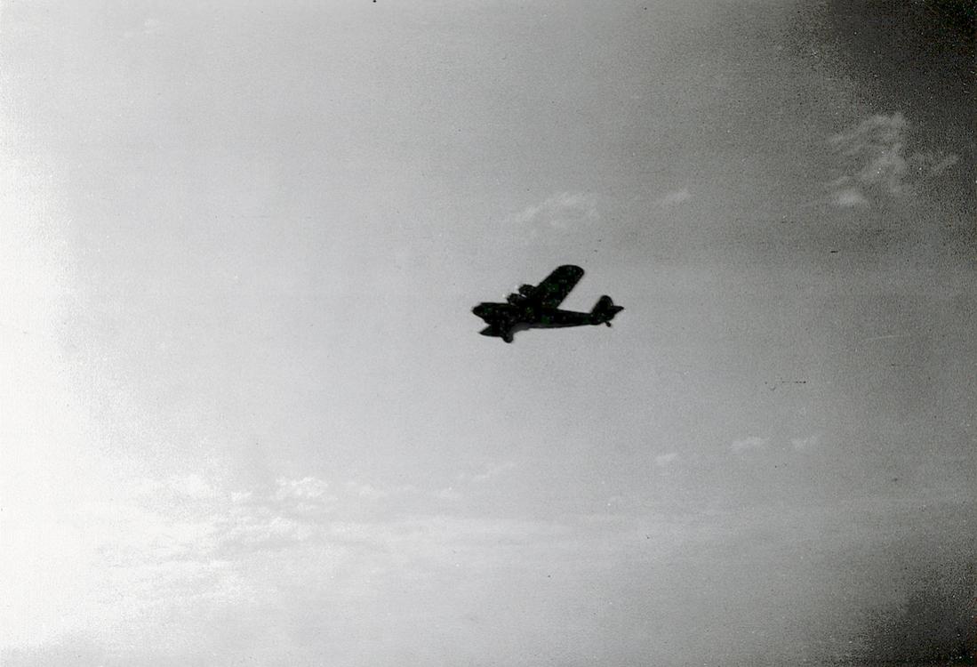 Naam: Foto 27. Fokkervliegtuig F. 36. Arend. boven het strand van Bergen aan Zee. 7 Aug. '39.jpg
Bekeken: 374
Grootte: 85,8 KB