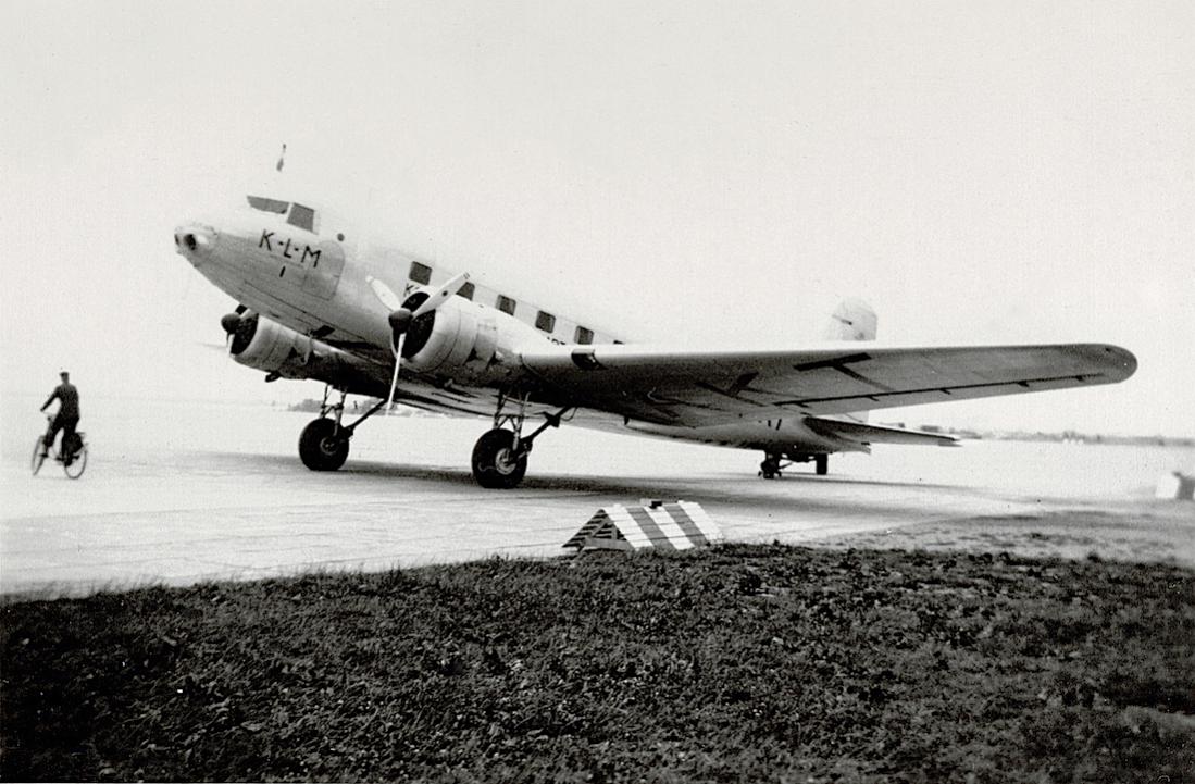 Naam: Foto 30. Tekst bij de foto. K.L.M.vliegtuig Toekan bij aankomst op het vliegveld Schiphol.jpg
Bekeken: 775
Grootte: 116,2 KB