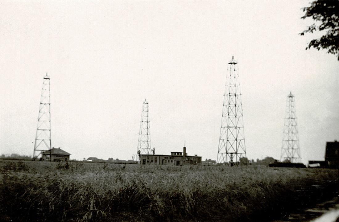 Naam: Foto 34. Tekst bij de foto. Peilstation der K.L.M. bij Schiphol.jpg
Bekeken: 446
Grootte: 85,8 KB