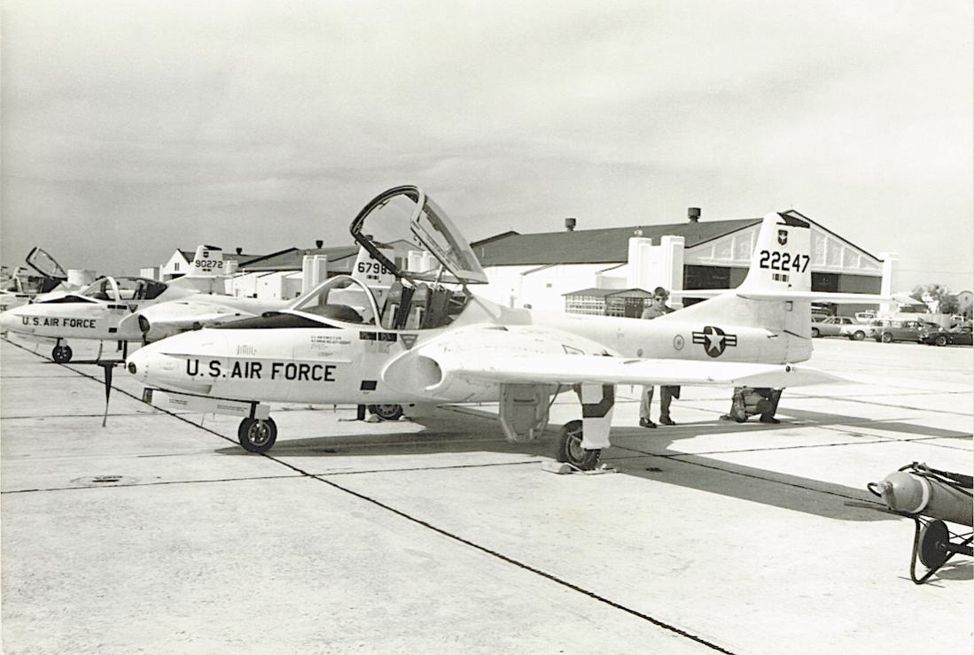Naam: Foto 640. 67-22247 (MSN 41053). Cessna T-37B Tweety Bird.jpg
Bekeken: 711
Grootte: 97,5 KB