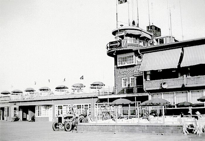 Naam: Foto 39. Tekst bij de foto. Voorzijde Stationsgebouw. Amsterdam. Schiphol, 700 pixels breed.jpg
Bekeken: 354
Grootte: 60,4 KB