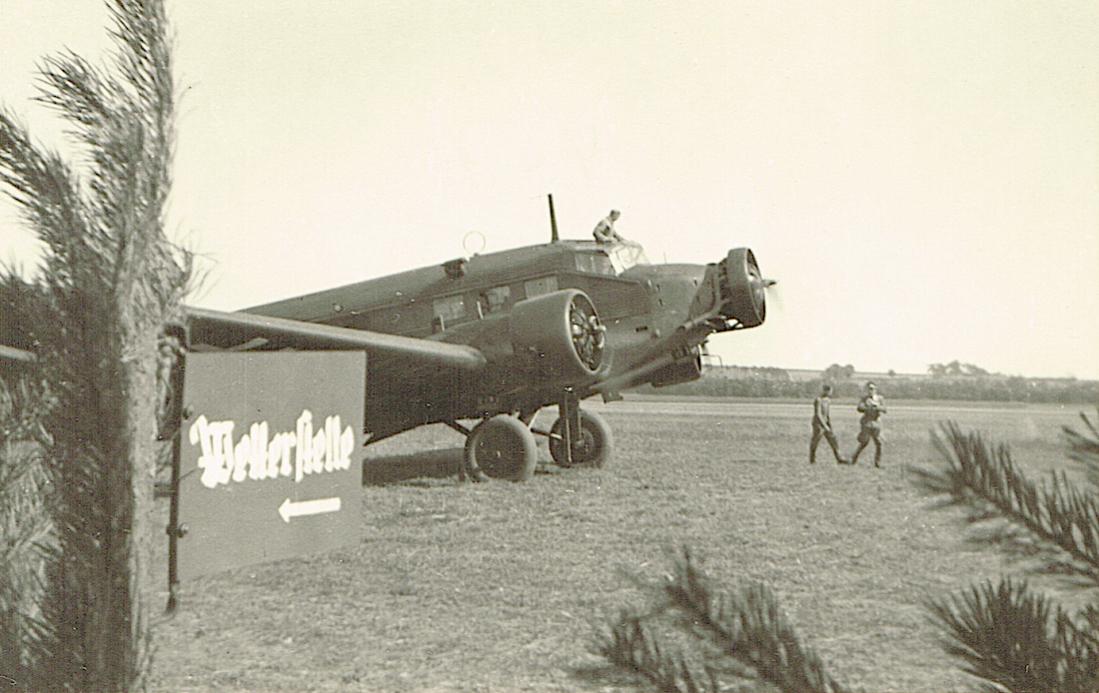 Naam: Foto 494. Ju-52 met draaiende motoren en bord 'Wetterstelle'.jpg
Bekeken: 882
Grootte: 92,5 KB