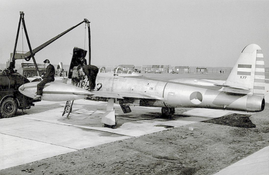 Naam: Foto 163. K-77. Tekst op achterzijde foto. Republic F-84E Thunderjet of R.Neth.A.F. being refuel.jpg
Bekeken: 1397
Grootte: 119,8 KB