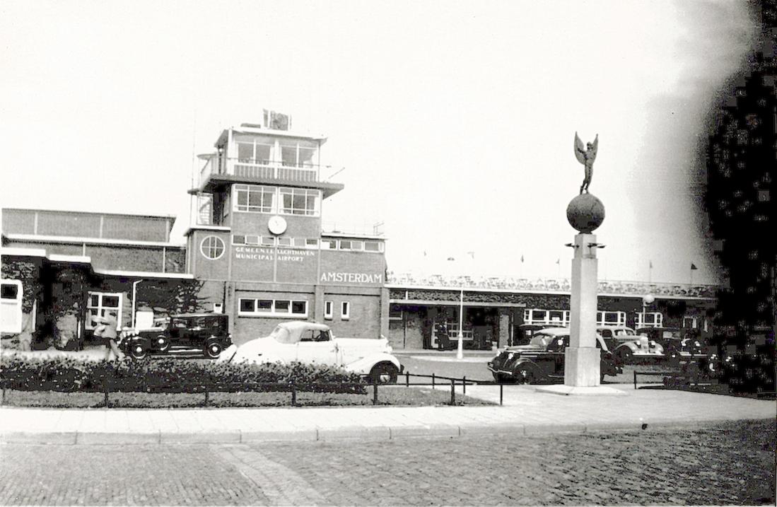 Naam: Foto 43. Tekst bij de foto. Achterzijde Stationsgebouw. Schiphol. Amsterdam.jpg
Bekeken: 502
Grootte: 111,9 KB