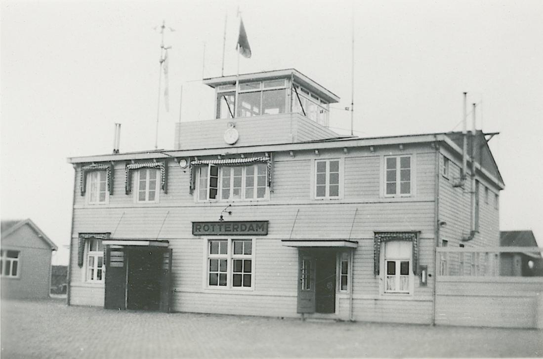 Naam: Foto 49. Tekst bij de foto. Station Vliegveld Waalhaven. 1100 breed.jpg
Bekeken: 790
Grootte: 77,7 KB