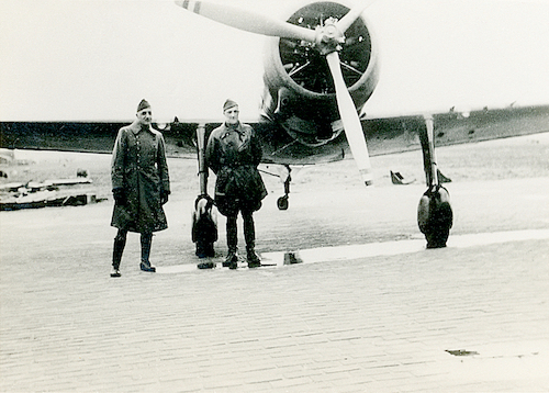 Naam: Foto 50. de Bruijn voor een D.XXI. Soesterberg, rechte randen, 500 breed.jpeg
Bekeken: 780
Grootte: 251,6 KB