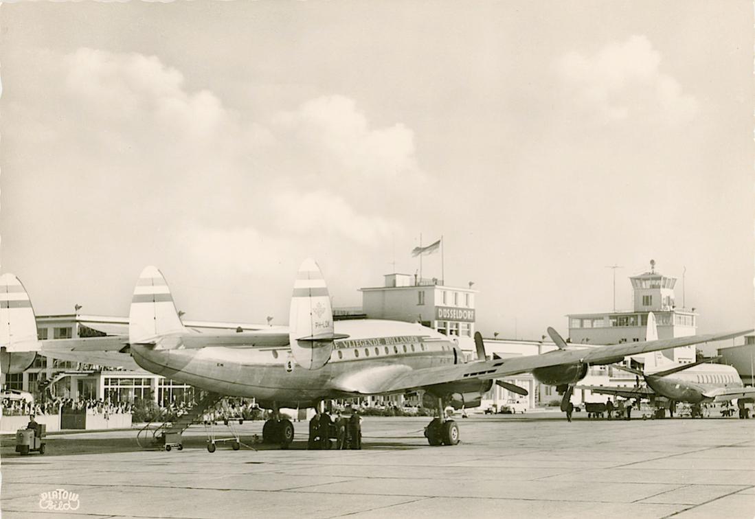 Naam: Kaart 740. PH-LDK 'Amsterdam' (eerder PH-TDK) Lockheed Constellation L-749 op de luchthaven van .jpg
Bekeken: 1043
Grootte: 77,5 KB