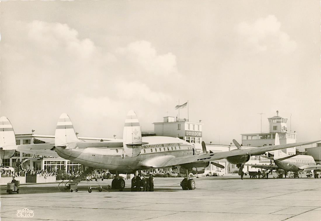 Naam: Kaart 740. PH-LDK 'Amsterdam' (eerder PH-TDK) Lockheed Constellation L-749 op de luchthaven van .jpg
Bekeken: 1429
Grootte: 77,5 KB