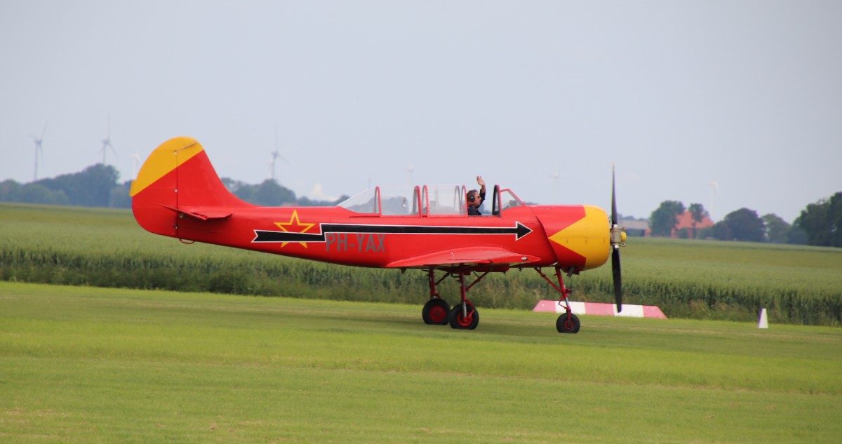 Naam: PH-YAX Yak-52 IMG_0289.jpg
Bekeken: 2149
Grootte: 94,9 KB