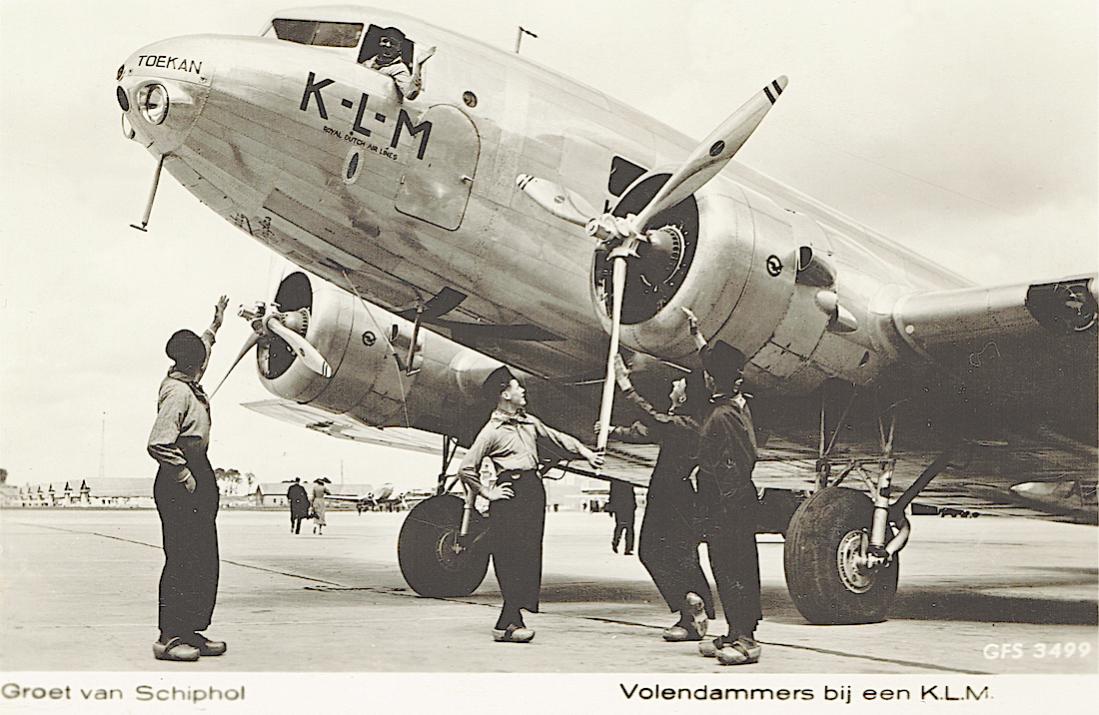 Naam: Kaart 742. PH-AKT 'Toekan', Douglas DC-2 en Volendammers in klederdracht.jpg
Bekeken: 1023
Grootte: 112,5 KB