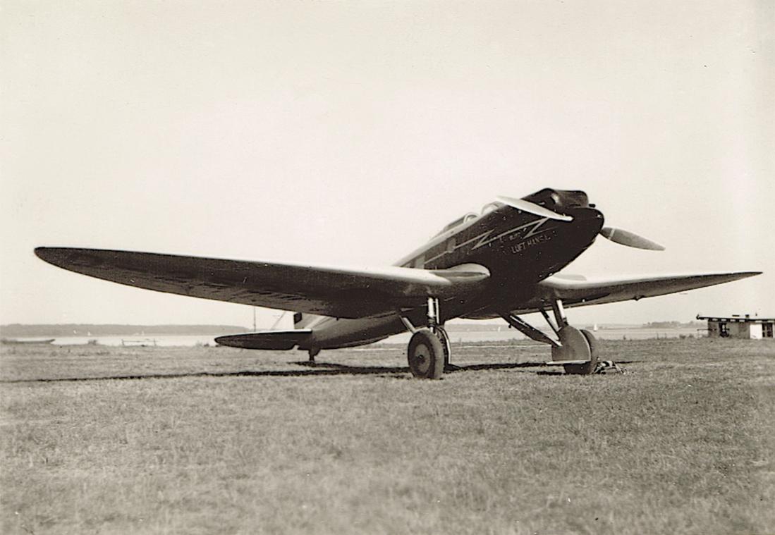 Naam: Foto 425. D-2537 (D-UHUX), Heinkel He 70. 1100 breed.jpg
Bekeken: 1627
Grootte: 82,9 KB