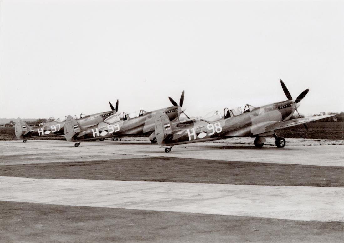 Naam: Foto 168. 3 Spitfires T.IX. 1100 breed.jpg
Bekeken: 1370
Grootte: 77,5 KB