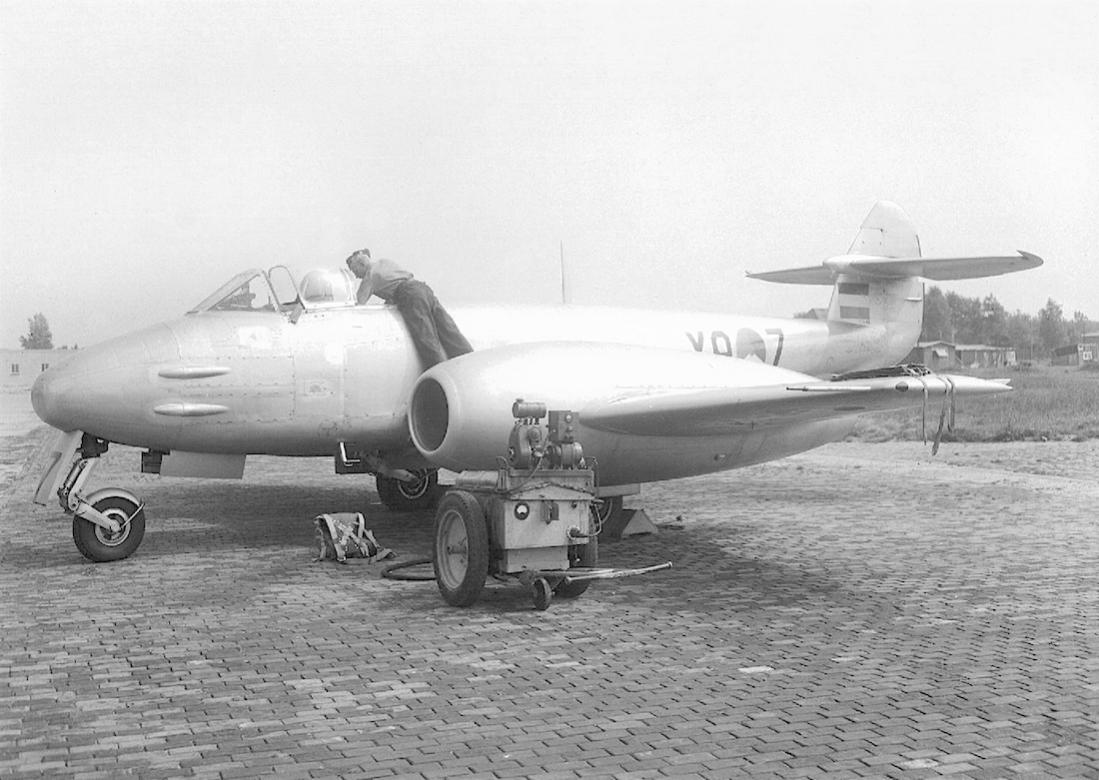 Naam: Foto 172. 'Y9-7'. Gloster Meteor F.Mk.4 van 323 Squadron kopie.jpg
Bekeken: 1046
Grootte: 108,5 KB