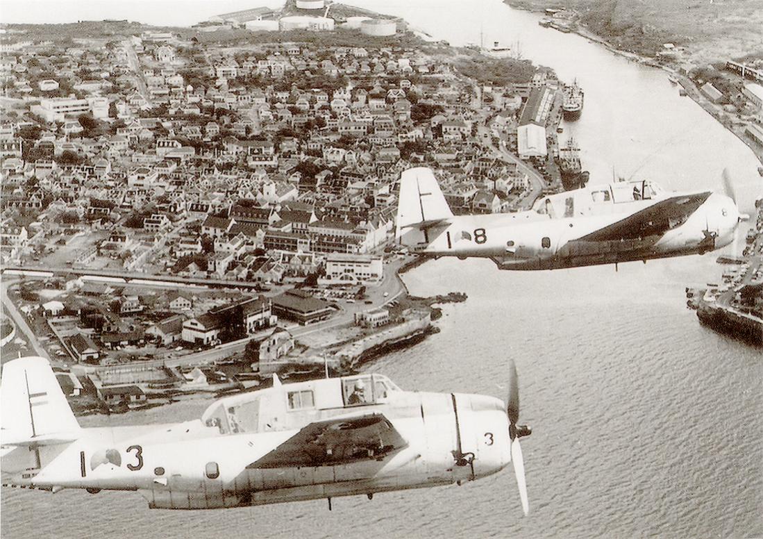 Naam: Foto 'A-3' en 'A-8'. Grumman TBM-3S2 Avenger boven Sint Annabaai richting Punda. 1100 breed.jpg
Bekeken: 1411
Grootte: 189,4 KB