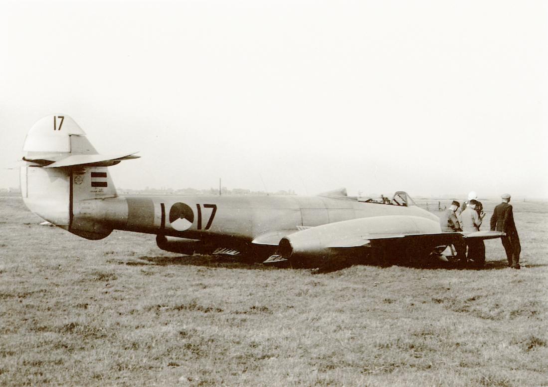 Naam: Foto 173. 'I-17' (WH202, ex RAF). Gloster Meteor F.Mk.7. Noodlanding bij Durgerdam op 11.06.1953.jpg
Bekeken: 1007
Grootte: 89,4 KB
