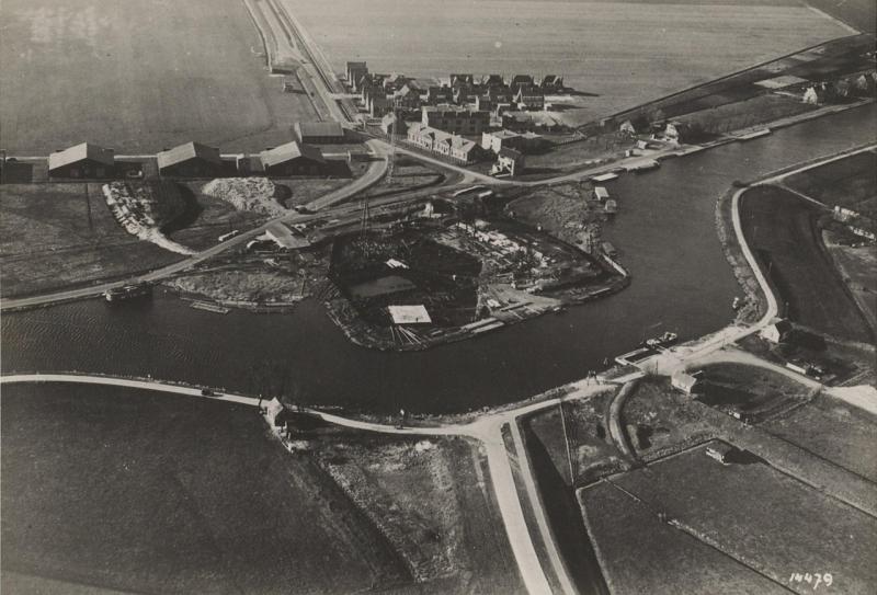 Naam: Aanbouw_Colijnsbrug_in_de_Schipholweg_over_de_Ringvaart.jpg
Bekeken: 751
Grootte: 67,2 KB