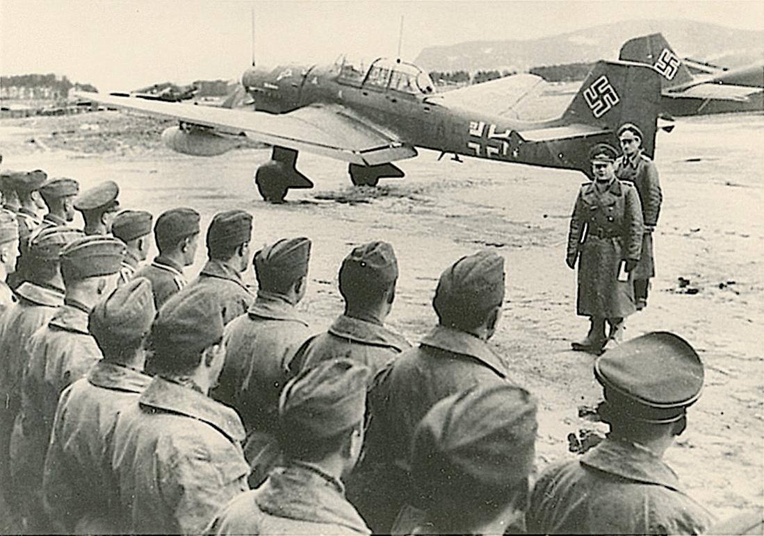 Naam: Foto 501. Personeel van St.G 1 (Geschwaderkennung A5), later SG 1, aangetreden met Stuka en Ju 5.jpg
Bekeken: 930
Grootte: 138,8 KB