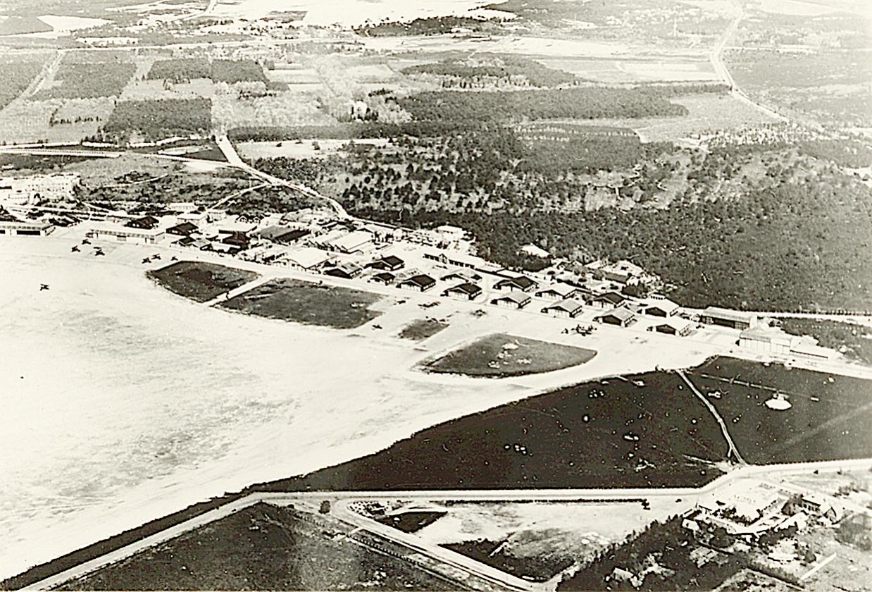 Naam: Foto 78. Luchtfoto Soesterberg, plm. 1937?.jpg
Bekeken: 603
Grootte: 235,4 KB