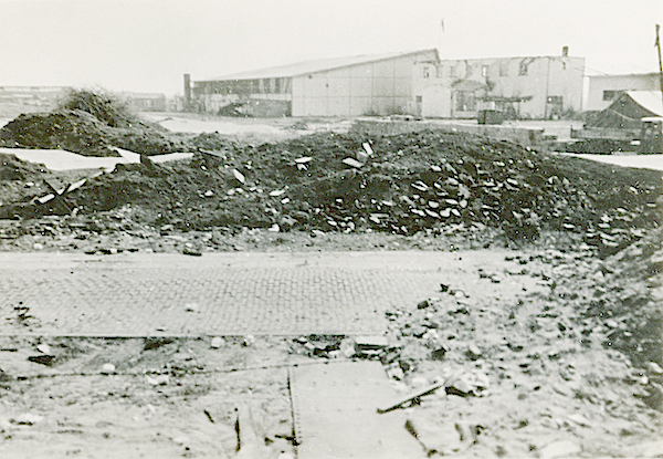 Naam: Foto 79. Ypenburg na het eerste bombardement. 10 Mei 1940. 600 breed.jpg
Bekeken: 526
Grootte: 437,4 KB