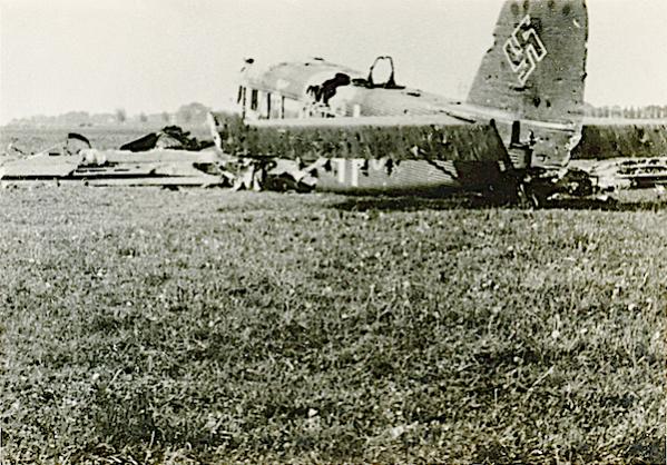 Naam: Foto 84. Door pantserwagen kapotgeschoten Junkers transportvliegtuig. 600 breed.jpg
Bekeken: 1279
Grootte: 71,0 KB