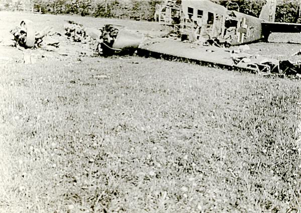 Naam: Foto 85. Door pantserwagen kapotgeschoten Junkers 52. (Voorzijde). 10 Mei '40. 600 breed.jpg
Bekeken: 1241
Grootte: 72,6 KB